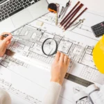 arquitecto haciendo plan con lupa