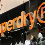 superdry es una compañía de ropa marca del reino unido madrid spain logotipo superseco en store 175223769
