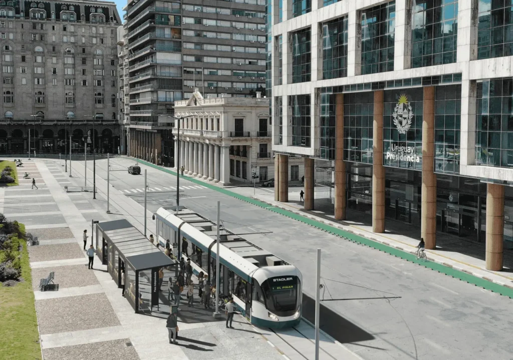 renders del proyecto del tren tram v0 toa0lw8jf70c1