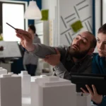 equipo de arquitectos de la construccion trabajan en tableta en la oficina